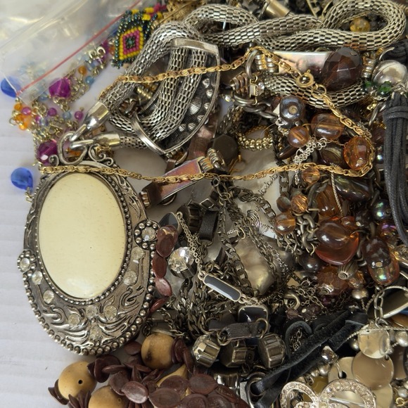 4 Lb Mixed Jewelry Modern Vintage crafter lot mismatched broken Some Wearable - Picture 4 of 6